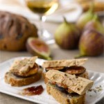 Les mini‐tartines de pain aux figues sèches et noisettes et foie gras sur lit de figues rôties
