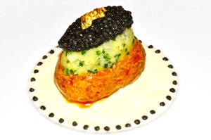 Pomme « Charlotte » cuite au four Caviar Esturgeon Blanc Sélection de Caviar Passion et crème aigrelette © Paul Férel