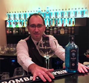 Stéphane Ginouvès dans le bar éphémère Gin & Tonic by Bombay Sapphire