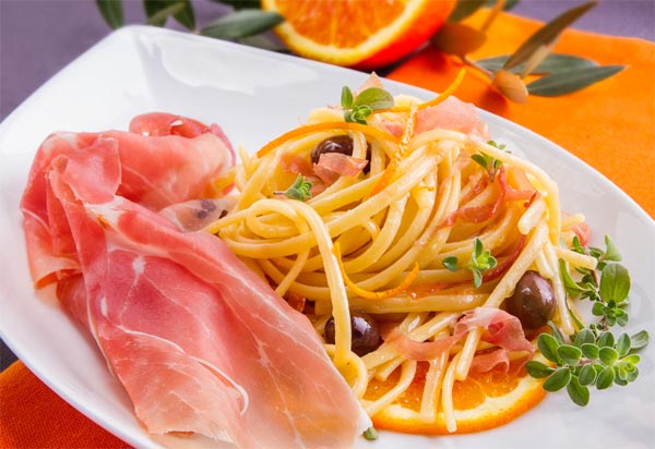  Linguine à l'orange, olives Cailletier et jambon de Parme ©Consorzio del Prosciutto di Parma