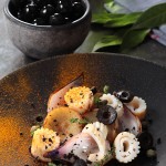 Calamars flashés, artichauts aux olives noires et cumin