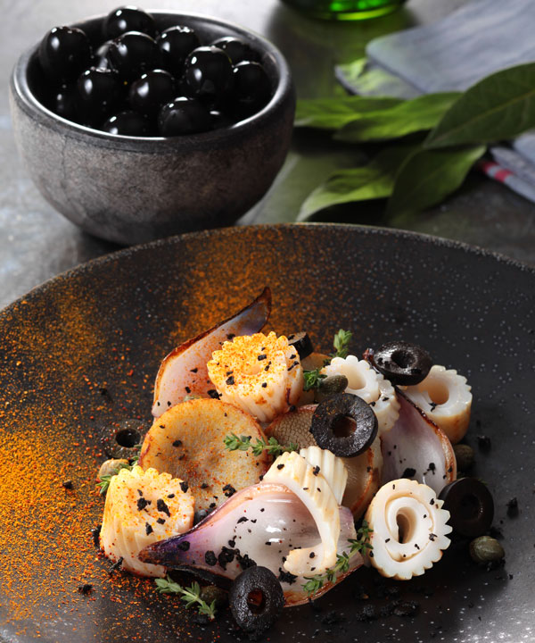 Calamars flashés, artichauts aux olives noires et cumin