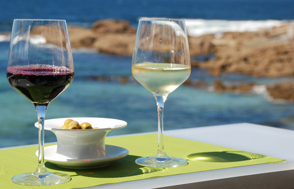 Vins rouges et vins blanc pour l'été ©Vreimunde