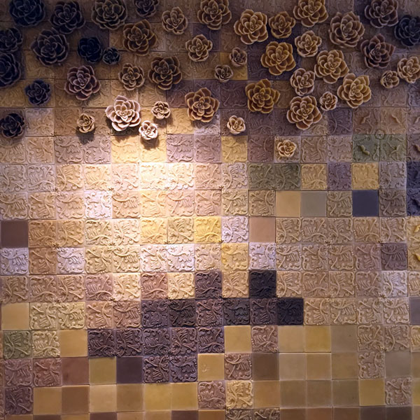 Le mur en cire d'abeille de la boutique d'Alexandre Stern