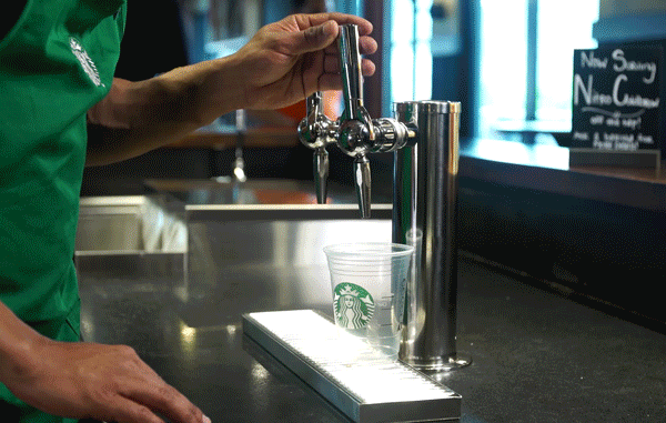 Le service du Nitro Cold Brew chez Starbucks