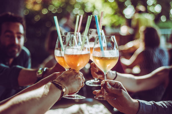 Profitez de l'été pour partager des verres en terrasse