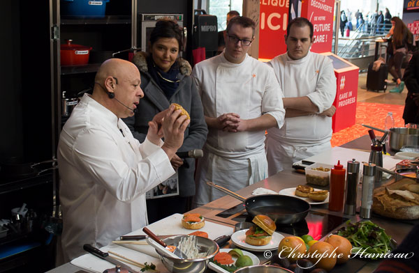 Le Chef Thierry Marx présente au public son sandwich Street Marx lors de Chefs de Gare à Paris Montparnasse