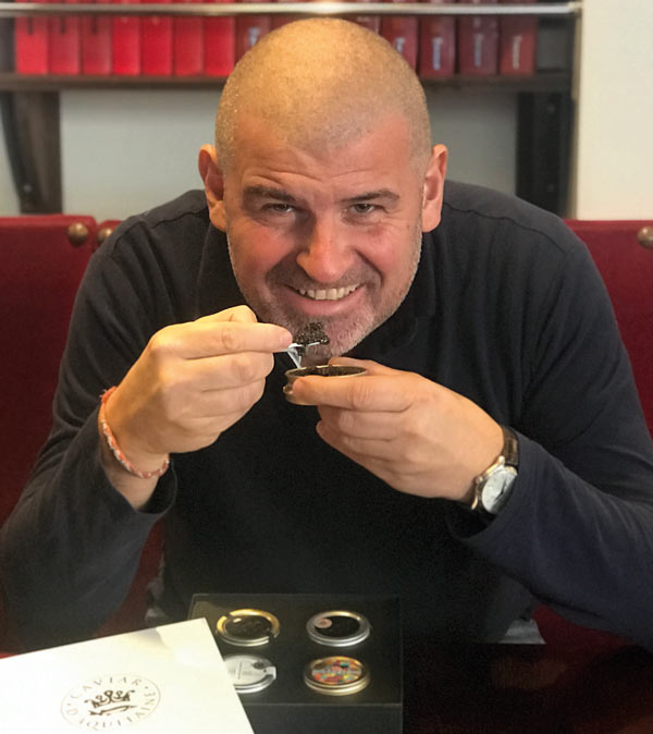 Christian Etchebest savoure le Caviar d'Aquitaine