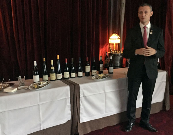 Manuel Peyrondet présentant sa sélection de vins au verre pour les tables Barrière