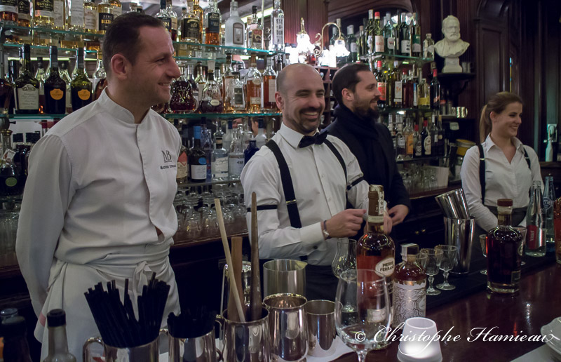 Au Gallopin, l'équipe composée du Chef Matthieu Scherrer, des bartenders Stanislas Jouenne et Jil Leyris avec 