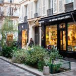 Le chocolatier Cluizel fait salon de thé rue des Rosiers à Paris
