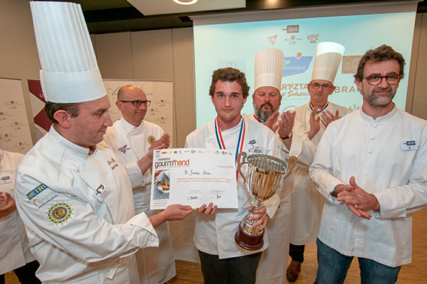 Benoît Flahaut, Président d’Honneur du concours, remet son titre d’entrée pour L’Assiette Gourm’Hand à Steven Jourdain.