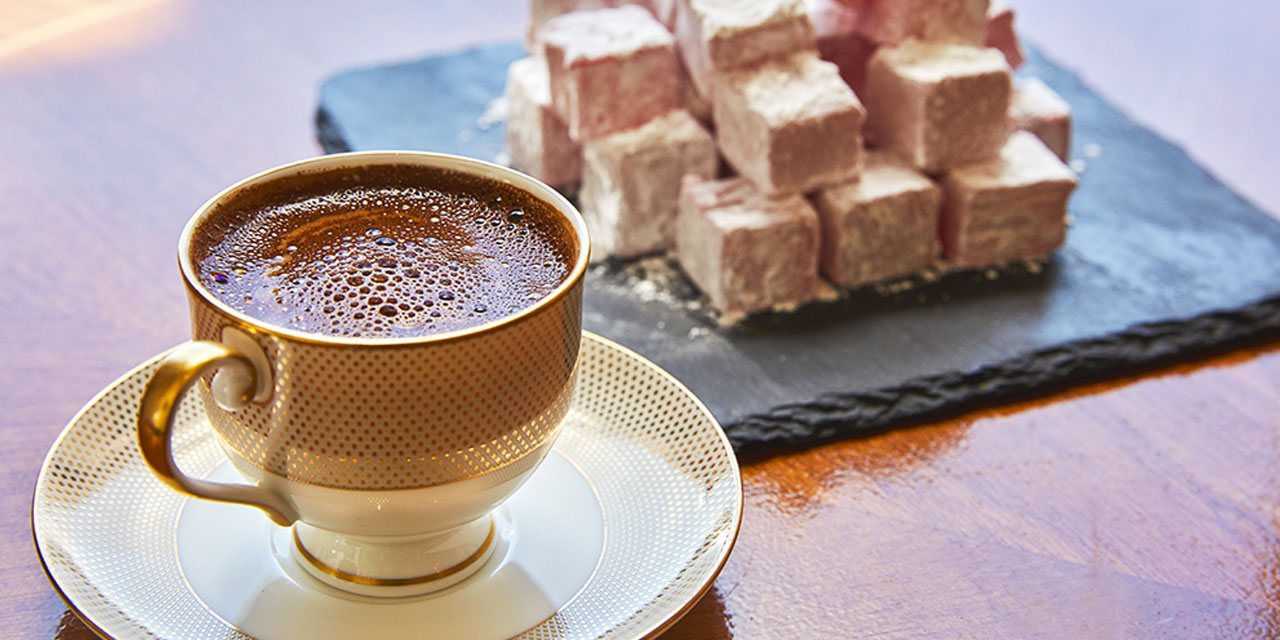 LA QUESTION À 100 TL – Savez-vous pourquoi on sert toujours un verre d'eau  avec le café turc ?